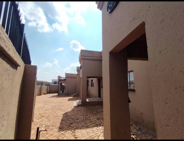 8 BEDROOM HOUSE FOR SALE IN LENASIA SOUTH
